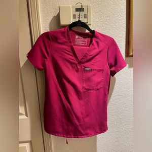 FIGS CATARINA ONE POCKET TOP XXS AND JOGGER SCRUB PANTS XXS IN MAGENTA